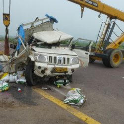 पूर्वांचल एक्सप्रेस-वे पर सड़क हादसा, पिकअप चालक की मौत, सहयोगी घायल