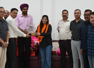 पुलिस अधीक्षक चारू निगम की रिजर्व पुलिस लाइन में भावपूर्ण विदाई