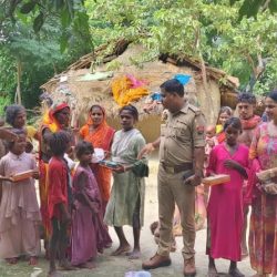 थाना प्रभारी अखंड नगर धीरेंद्र वर्मा ने बस्ती में बच्चों संग मनाया रक्षाबंधन, राखी बनवाकर बांटी मिठाइयां