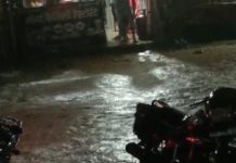 बारिश में खुली नगर पंचायत माहुल के विकास की पोल नालियां हुई जाम घरों में घुसा पानी