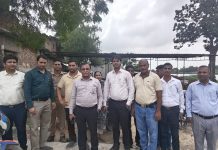 फरिहा गांव में पहुंची स्वास्थ्य विभाग की टीम, अपर मुख्य चिकित्साधिकारी डॉक्टर उमाशरण पाण्डेय ने अपनी टीम के साथ लिया जायजा