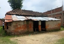 छह सदस्यीय परिवार जर्जर कच्चे मकान में रहने को मजबूर,दरवाजे तक पानी, घर तक रास्ता नहीं; अब तक नहीं मिला सरकारी आवास