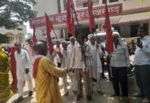 नाली न बनने के कारण गांव में लगा दो फिट पानी