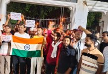 आयोग के खिलाफ छात्रों ने कैंडिल मार्च निकाल कर किया विरोध प्रदर्शन