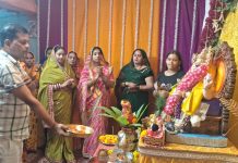 गणेश चतुर्थी पर श्रद्धालुओं ने की आरती, आयोजकों ने किया प्रसाद वितरण