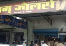 बाजार में शटर चांढ़कर ज्वेलर्स की दुकान में चोरी, 100 ग्राम सोना, 12 किलो चांदी समेत 35 लाख के जेवरात ले गए चोर; पुलिस 3 मौके पर पहुंच कर की जांच शुरू