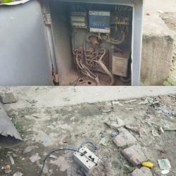 अखंडनगर चौराहे पर वर्षों से खराब पड़ी स्ट्रीट लाइट, स्ट्रीट लाइट के पैनल से जुगाड़ से हो रही है ई-रिक्शा की अवैध चार्जिंग, कभी भी हो सकता है बड़ा हादसा