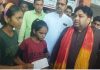 सड़क हादसे में अनाथ हुई चार बेटियों की मदद के लिए आगे आए अपना दल (एस) युवा मंच प्रदेश अध्यक्ष संदीप सिंह सोनू, किया रू 25000 की आर्थिक मदद