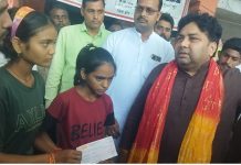 सड़क हादसे में अनाथ हुई चार बेटियों की मदद के लिए आगे आए अपना दल (एस) युवा मंच प्रदेश अध्यक्ष संदीप सिंह सोनू, किया रू 25000 की आर्थिक मदद