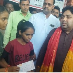 सड़क हादसे में अनाथ हुई चार बेटियों की मदद के लिए आगे आए अपना दल (एस) युवा मंच प्रदेश अध्यक्ष संदीप सिंह सोनू, किया रू 25000 की आर्थिक मदद