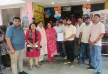 अखंडनगर सीएचसी में राष्ट्रीय स्वास्थ्य मिशन संविदा कर्मियों ने अधीक्षक को सौंपा ज्ञापन, प्रमुख मांगों को लेकर उठाई आवाज