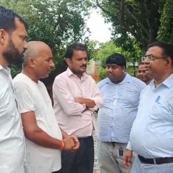 जर्जर मकान में रह रहे तीन परिवारों को एसडीएम ने विद्यालय में कराया शिफ्ट