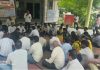 लेखपालों ने मांगों को लेकर तहसील में दिया धरना, मुख्यमंत्री के नाम एसडीएम को सौंपा ज्ञापन
