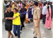 मेहनगर के मालपार गांव में स्कूल से घर लौटते समय छात्राओं के दो पक्षों में मारपीट
