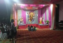 नवरात्र के उपलक्ष्य पर दुर्गा माता का सजा पांडाल शाम के समय खुलता दरबार श्रद्धालुओ की लगी रहती भीड़