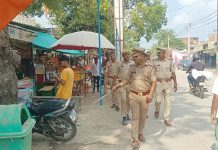 माहुल में पुलिस ने ठेला खोमचा हटवाया और किया रूटमार्च