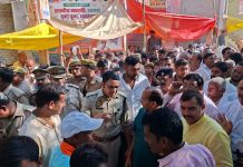 दशहरा पर्व एंव विजयादशमी के दिन पाण्डे बाबा मेले में पहुंचे सदर विधायक राज बाबू और एसपी विनीत जायसवाल,लिया मेले का जायजा श्रद्धालुओं की सुविधा के लिए पुलिस बल तैनात