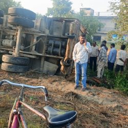 लकड़ी से लदी ट्रक पलटी, चालक-खलासी बाल-बाल बचे