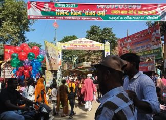 पाण्डे बाबा धाम में दर्शन करने पहुंचे दूसरे दिन श्रद्धालुओं की भीड़