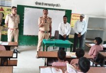 चौकी प्रभारी कन्हैया कुमार पाण्डेय ने प्राथमिक विद्यालय ताजुद्दीनपुर में बच्चों को किया , शिक्षा के प्रति जागरूक
