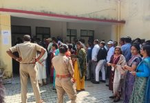 अखण्डनगर में शिक्षक निर्वाचन बूथ पर भारी शिक्षकों की भीड़