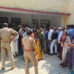 अखण्डनगर में शिक्षक निर्वाचन बूथ पर भारी शिक्षकों की भीड़
