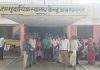 NHM कार्यकर्ताओं ने CHC अखंडनगर पर काला फीता बांधकर किया विरोध प्रदर्शन