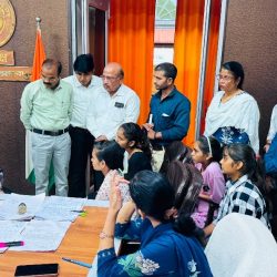 अलीपुर बाजार की बस दुर्घटना में माता पिता व बड़े भाई की मृत्यु के पश्चात अनाथ हुई चार बहनों से जिलाधिकारी ने की मुलाकात, हरसंभव सहयोग का दिया आश्वासन