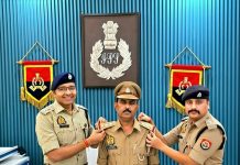 प्रधान लिपिक निर्मल कुमार सिंह को मिली पदोन्नति ,SP ने कंधे पर स्टार लगाकर दी बधाई