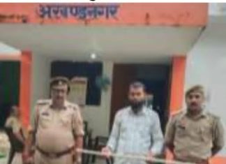 लोरपुर मारपीट मामले में एक आरोपी मार पीट में प्रयोग डंडा सहित गिरफ्तार