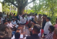 दो पक्षों के बीच हुए झंडे फाड़ने के विवाद को थाना अध्यक्ष धीरेंद्र वर्मा ने आपसी पंचायत के माध्यम से सुलझावया विवाद