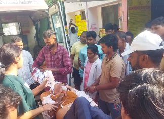 तेज रफ्तार बाइक की टक्कर से बुजुर्ग गंभीर, जिला अस्पताल रेफर