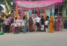 अखण्डनगर बाजार में करवाचौथ को लेकर करवा से सजी दुकान, महिलाओं की भारी भीड़
