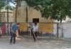 सामुदायिक स्वास्थ्य केन्द्र अखंड नगर में स्वच्छता अभियान: अधीक्षक सत्येंद्र सिंह और हेल्थ एजुकेशन ऑफिसर नंदलाल यादव ने खुद संभाली कमान, दिया साफ-सफाई का संदेश
