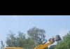 सफाई कर्मी की अनदेखी से महीनों से जमा था कचरा, समाजसेवी अलीम ने जेसीबी से कराया सफाई कार्य