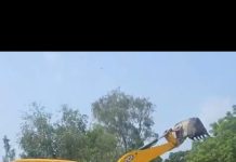 सफाई कर्मी की अनदेखी से महीनों से जमा था कचरा, समाजसेवी अलीम ने जेसीबी से कराया सफाई कार्य