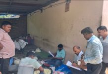 सैदपुर की खोया मंडी में खाद्य विभाग की छापेमारी, खोया के तीन व घी का एक नमूना संग्रहित